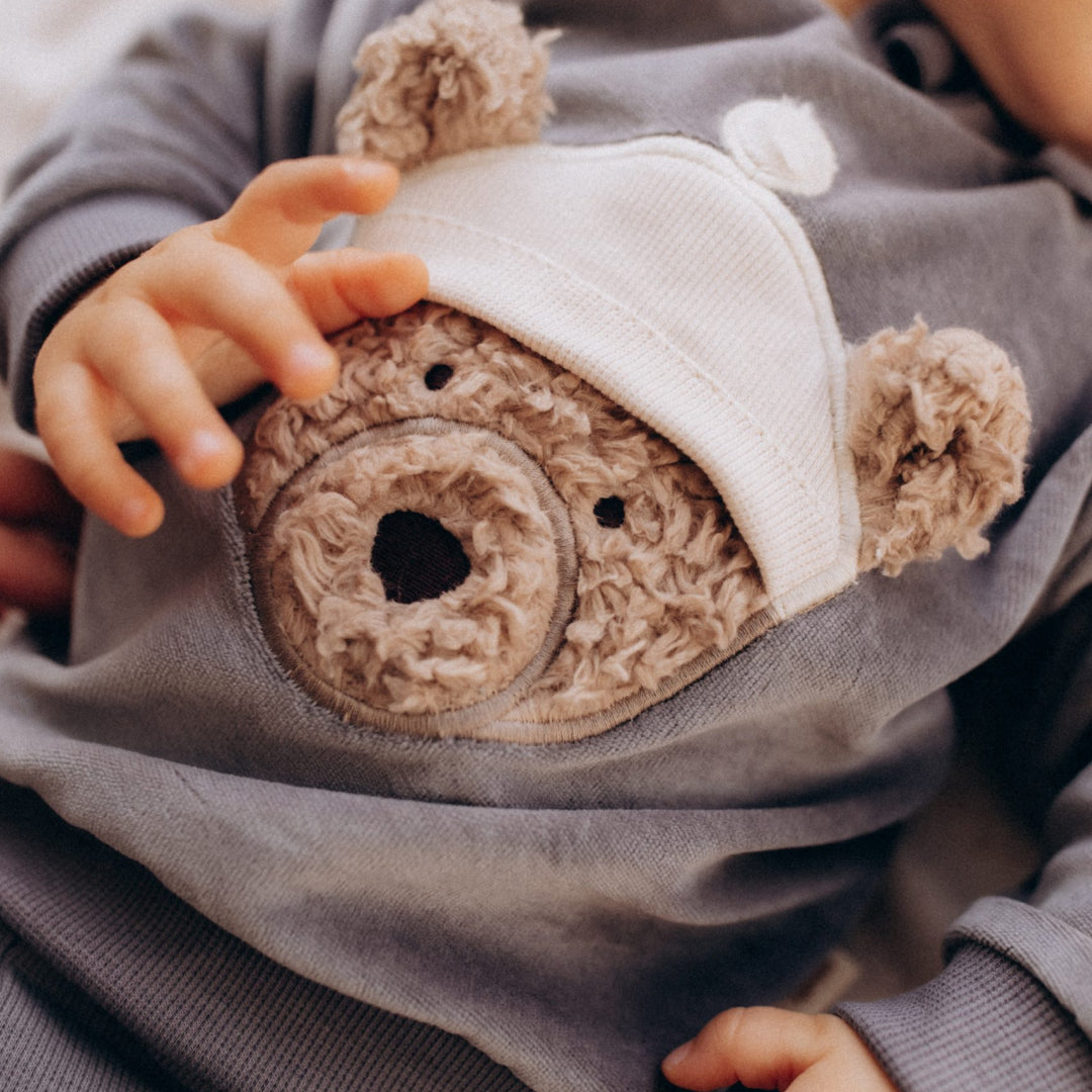 DŽEMPERIS AR IZŠUVUMU – GOTS – AW26