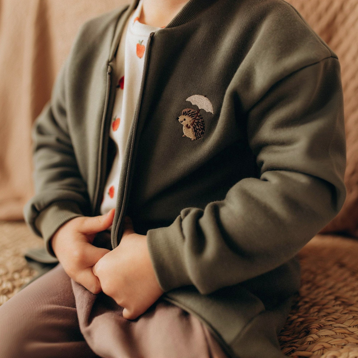 JAKA AR RĀVĒJSLĒDZĒJU – AW26