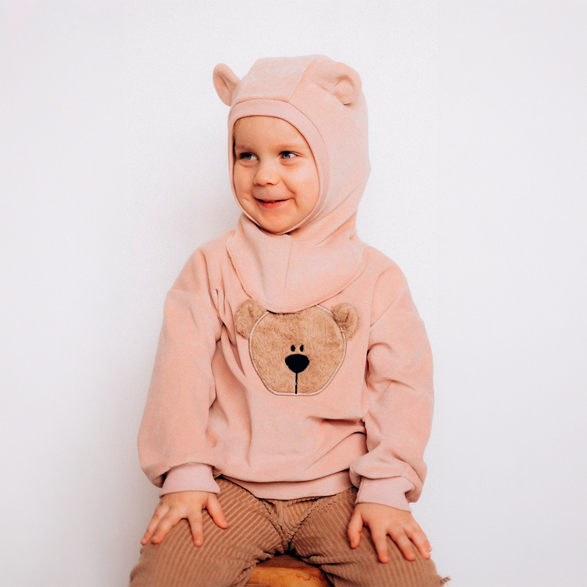 VELŪRA DŽEMPERIS AR IZŠUVUMU - GOTS - AW25