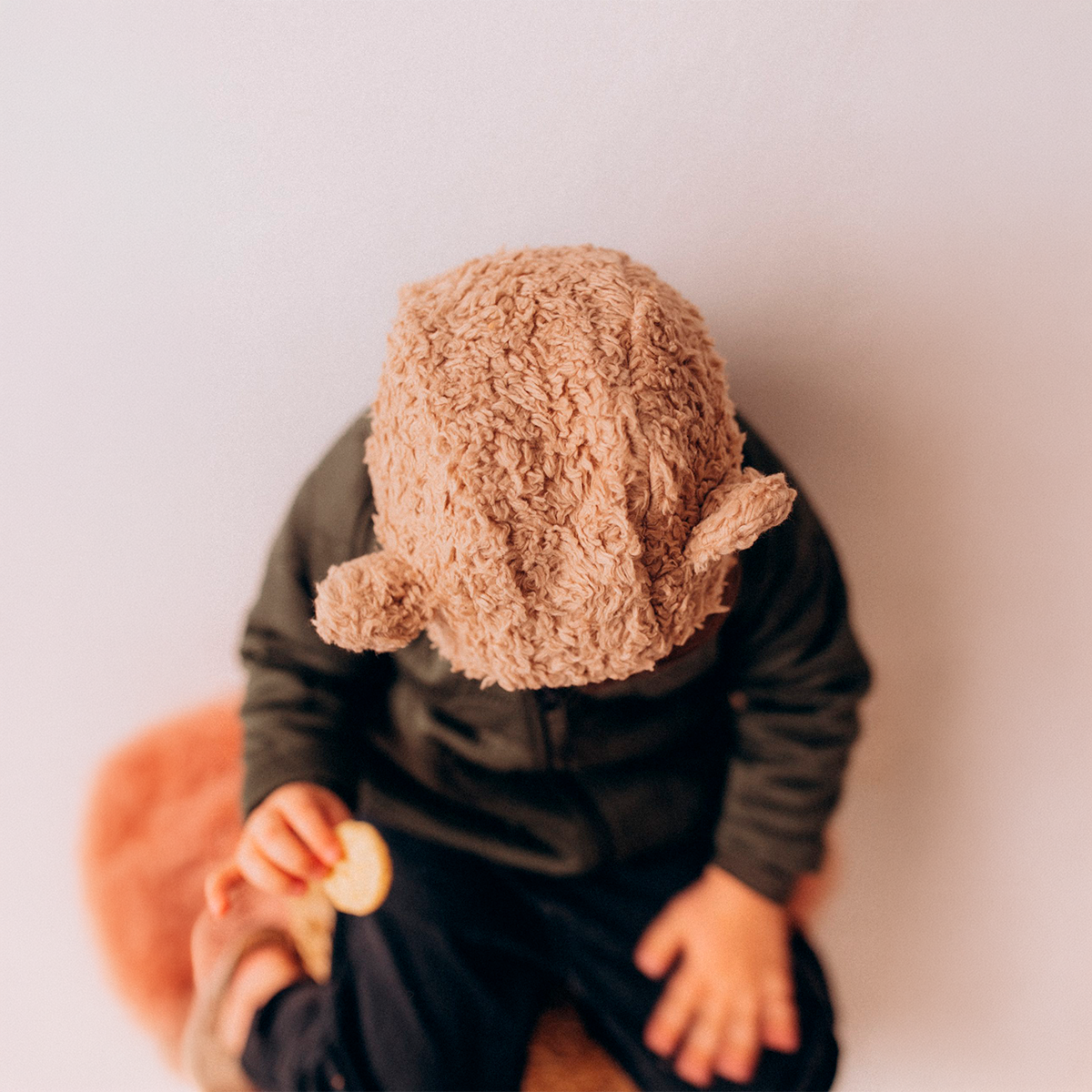 PLĪŠA BALAKLAVA LĀCIS AR MERINO VILNAS ODERI – AW26