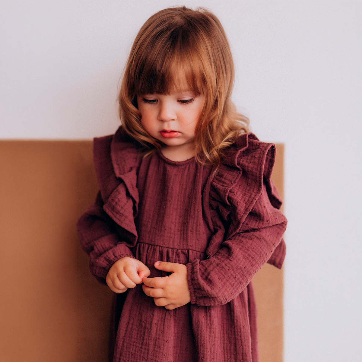MUSLĪNA KLEITA AR GARĀM PIEDURKNĒM UN VOLĀNIEM - GOTS - AW25