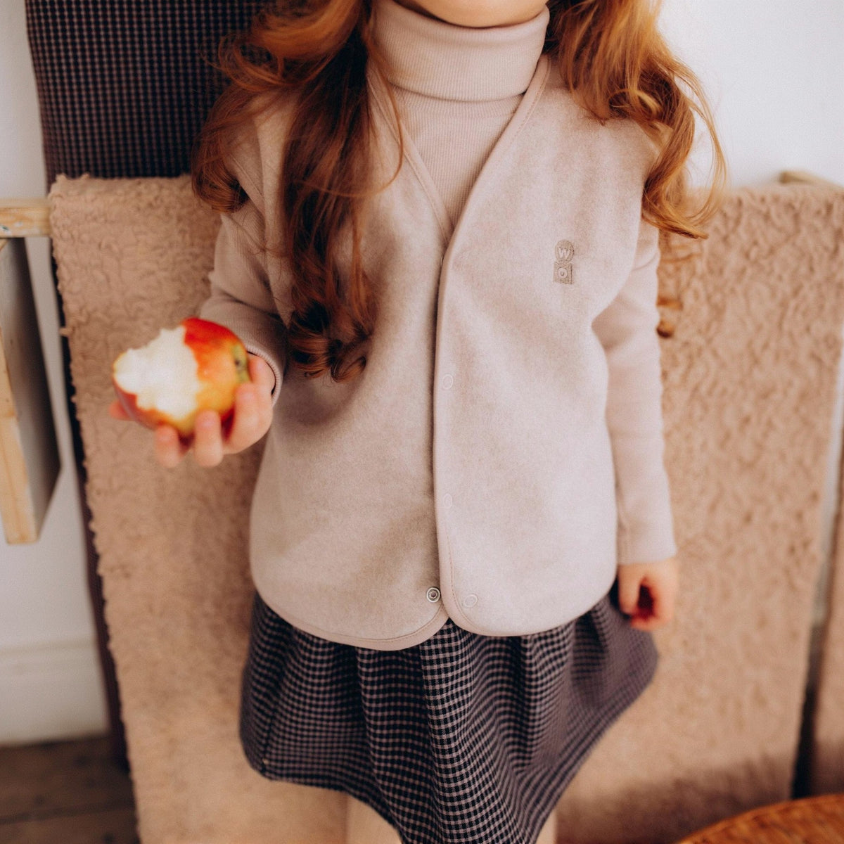 VESTE AR IZŠUVUMU – GOTS – AW26