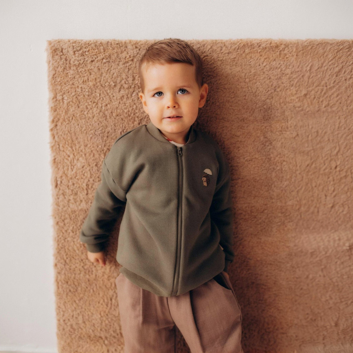 JAKA AR RĀVĒJSLĒDZĒJU – AW26