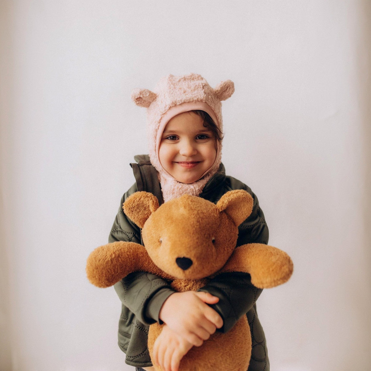 PLĪŠA BALAKLAVA LĀCIS AR MERINO VILNAS ODERI – AW26
