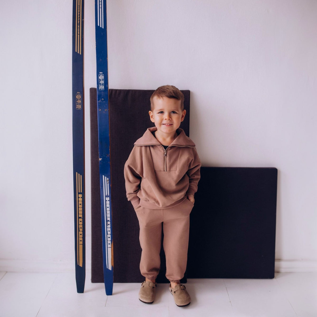 DŽEMPERIS AR ĪSO RĀVĒJSLĒDZĒJU - GOTS - AW26
