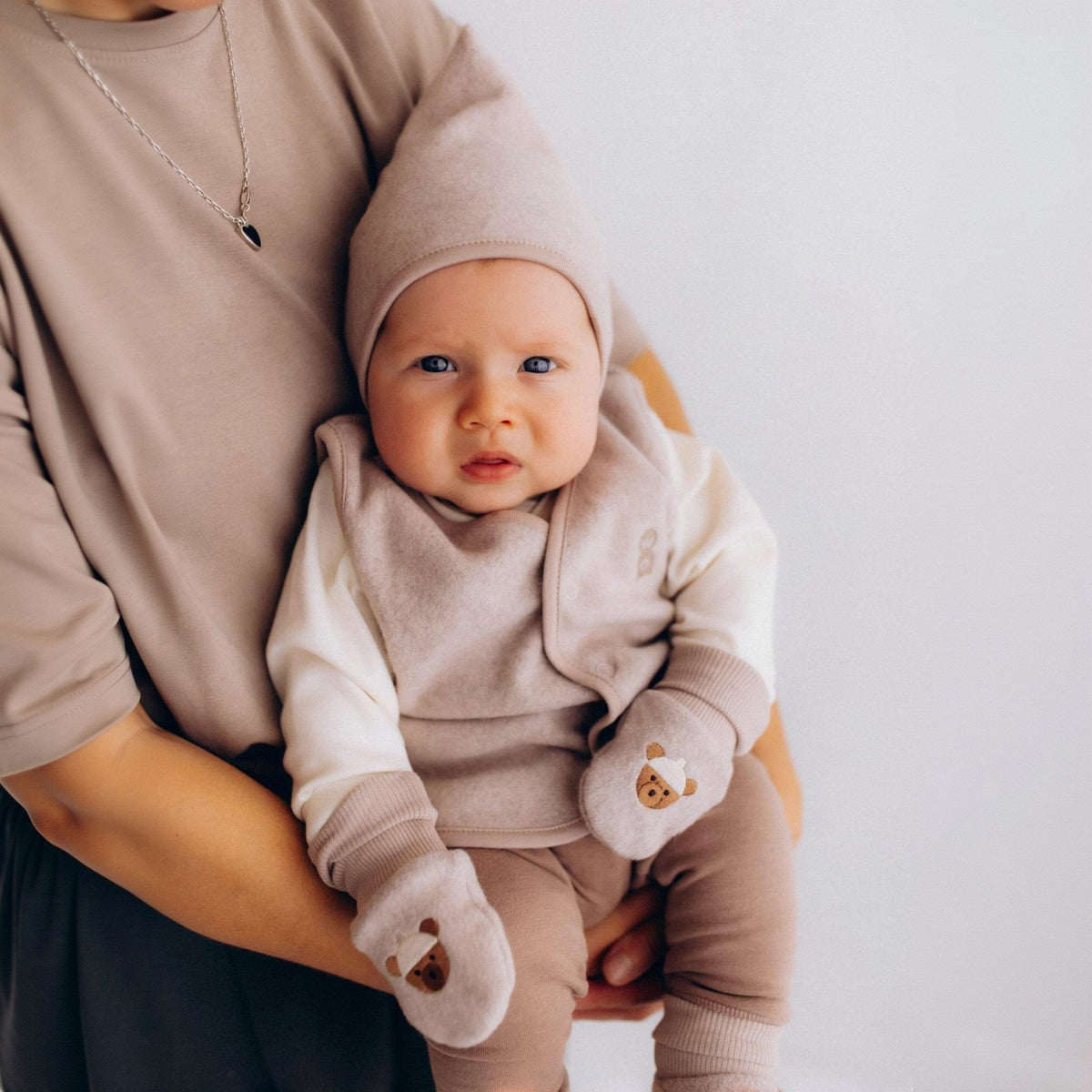 CEPURE AR IZŠUVUMU – GOTS – AW26