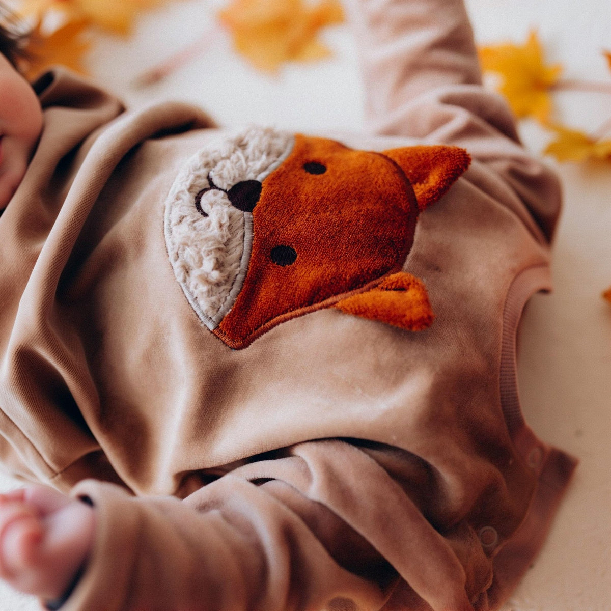 DŽEMPERIS AR IZŠUVUMU – GOTS – AW26