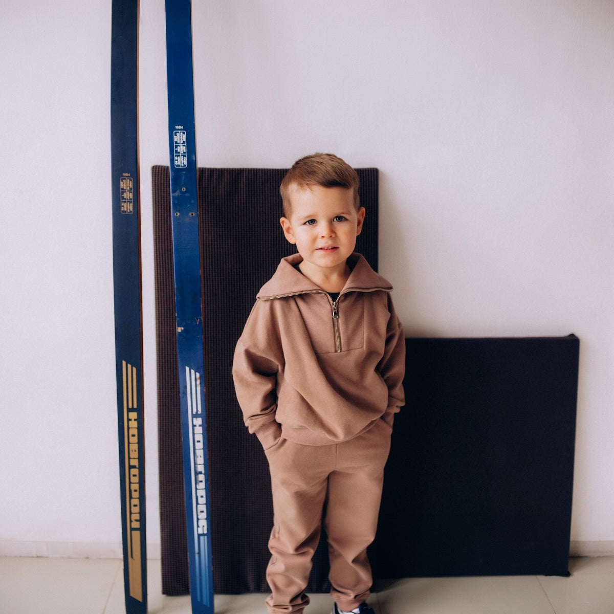 DŽEMPERIS AR ĪSO RĀVĒJSLĒDZĒJU - GOTS - AW26