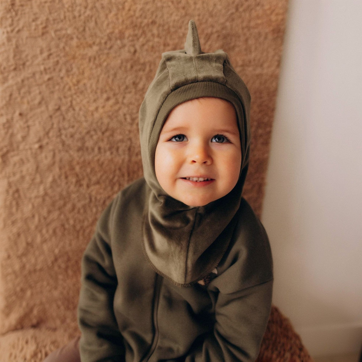 VELŪRA BALAKLAVA DINO AR MERINO VILNAS ODERI – AW26