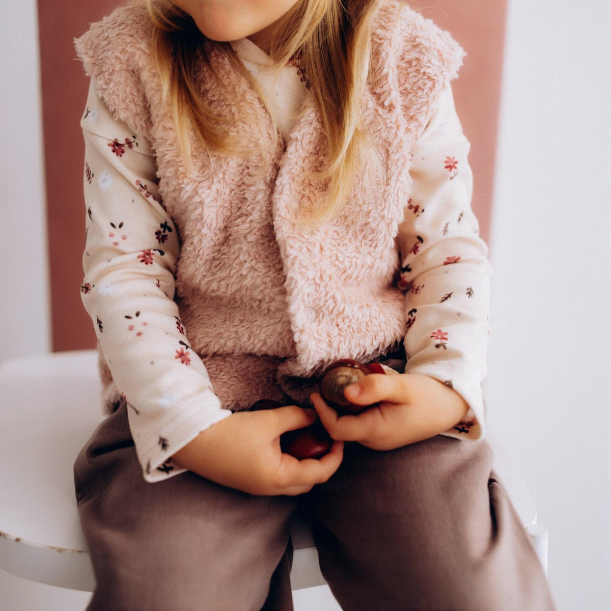 VESTE AR IZŠUVUMU – GOTS – AW26