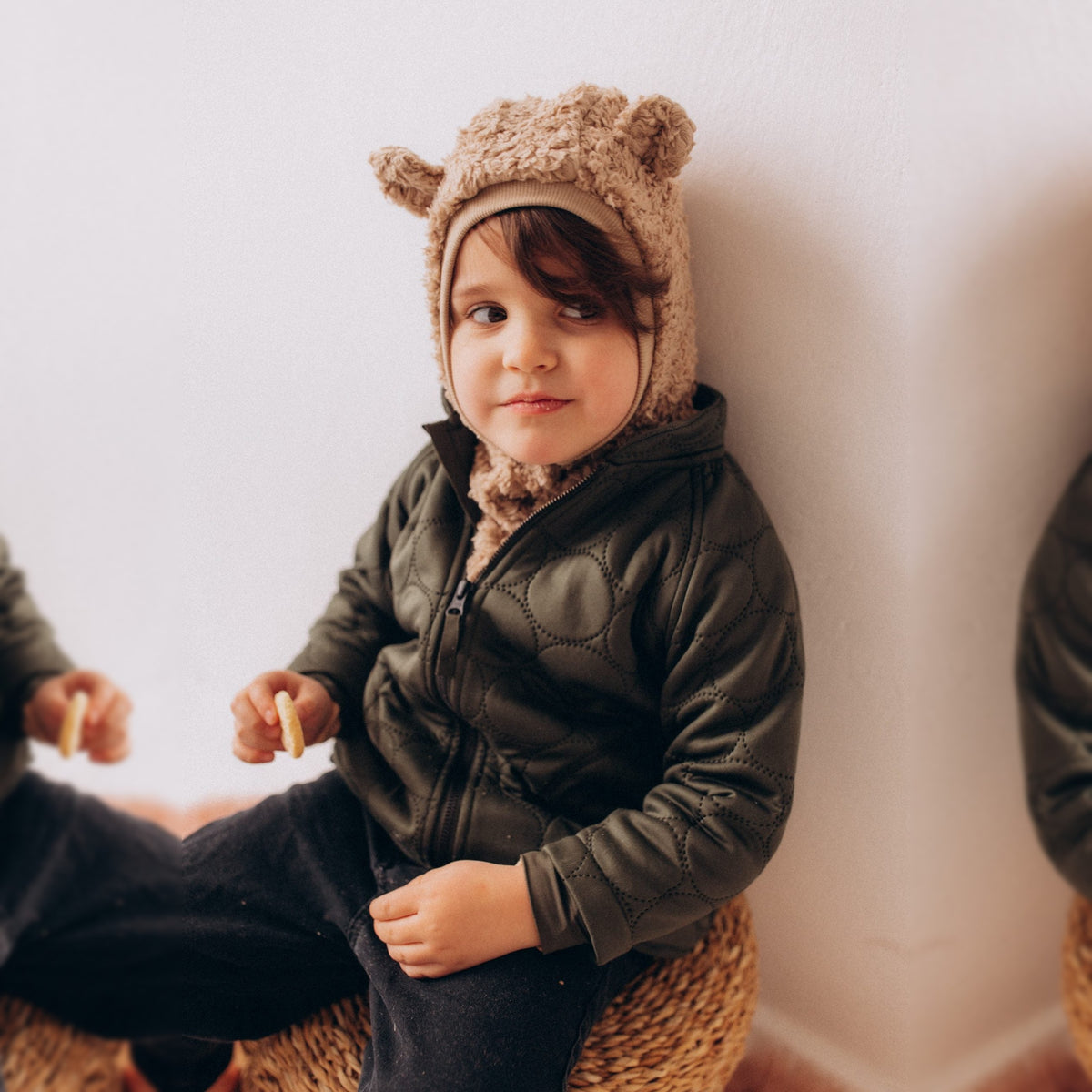 PLĪŠA BALAKLAVA LĀCIS AR MERINO VILNAS ODERI – AW26
