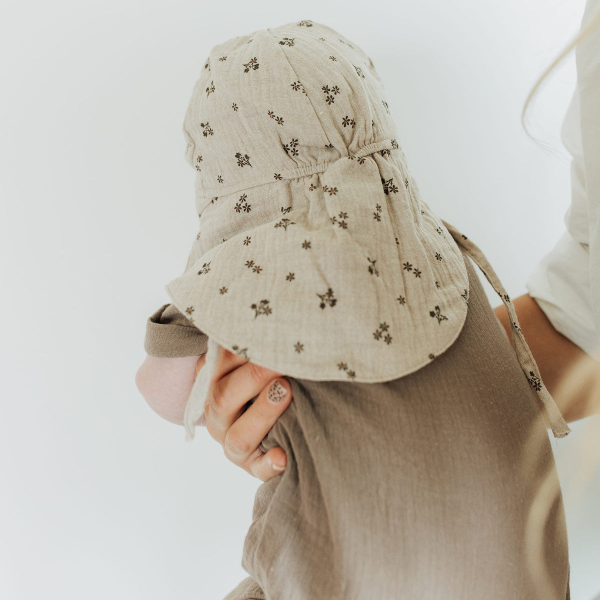MUSLĪNA SAULES CEPURE – GOTS – SS25